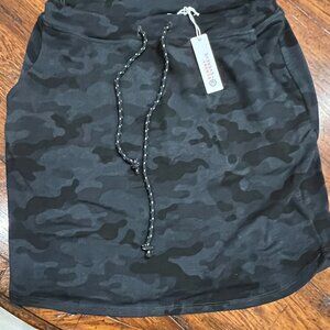 SUNDRY black and gray camo skirt